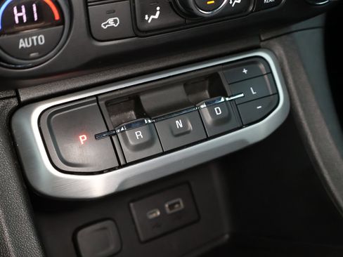 Used 2023 GMC Acadia SLE image 17