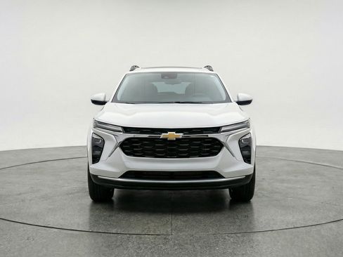Used 2025 Chevrolet Trax LT FWD image 2