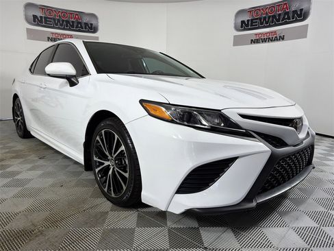 Used 2019 Toyota Camry SE image 1