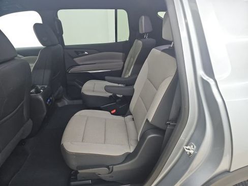 Used 2025 Chevrolet Traverse LT image 5