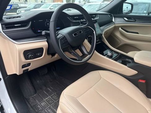 Used 2025 Jeep Grand Cherokee L Limited w/ Black Appearance Package image 28