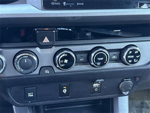 Used 2017 Toyota Tacoma TRD Sport image 18