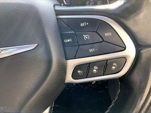 Used 2022 Chrysler Pacifica Limited w/ Uconnect Theater Family Group FWD image 18