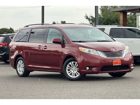 Used 2017 Toyota Sienna XLE w/ XLE Navigation Package image 2