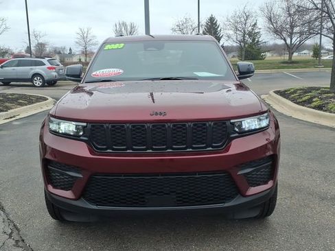 Used 2023 Jeep Grand Cherokee Altitude image 2