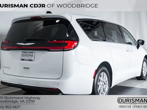 Used 2025 Chrysler Pacifica Select image 5