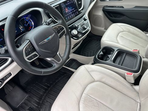 Used 2018 Chrysler Pacifica Touring-L image 10