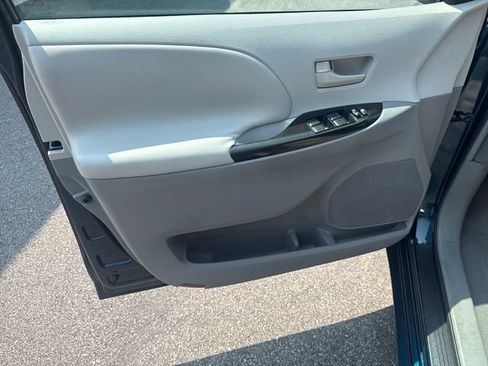 Used 2011 Toyota Sienna LE w/ Towing Pkg FWD image 10