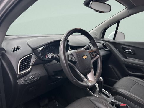 Used 2020 Chevrolet Trax LT w/ LT Convenience Package image 13