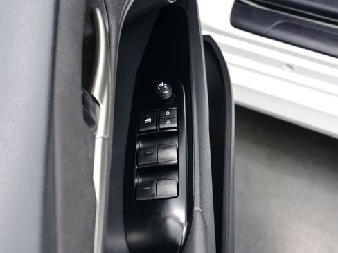 Used 2025 Toyota Camry SE image 10