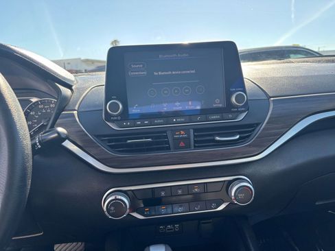 Used 2025 Nissan Altima 2.5 SV FWD image 17