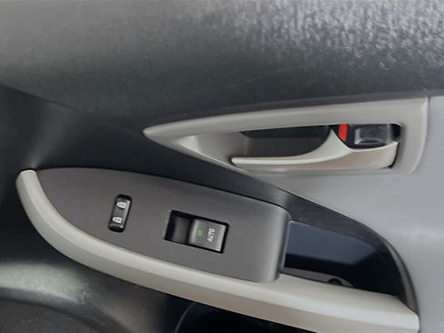 Used 2015 Toyota Prius Five FWD image 30
