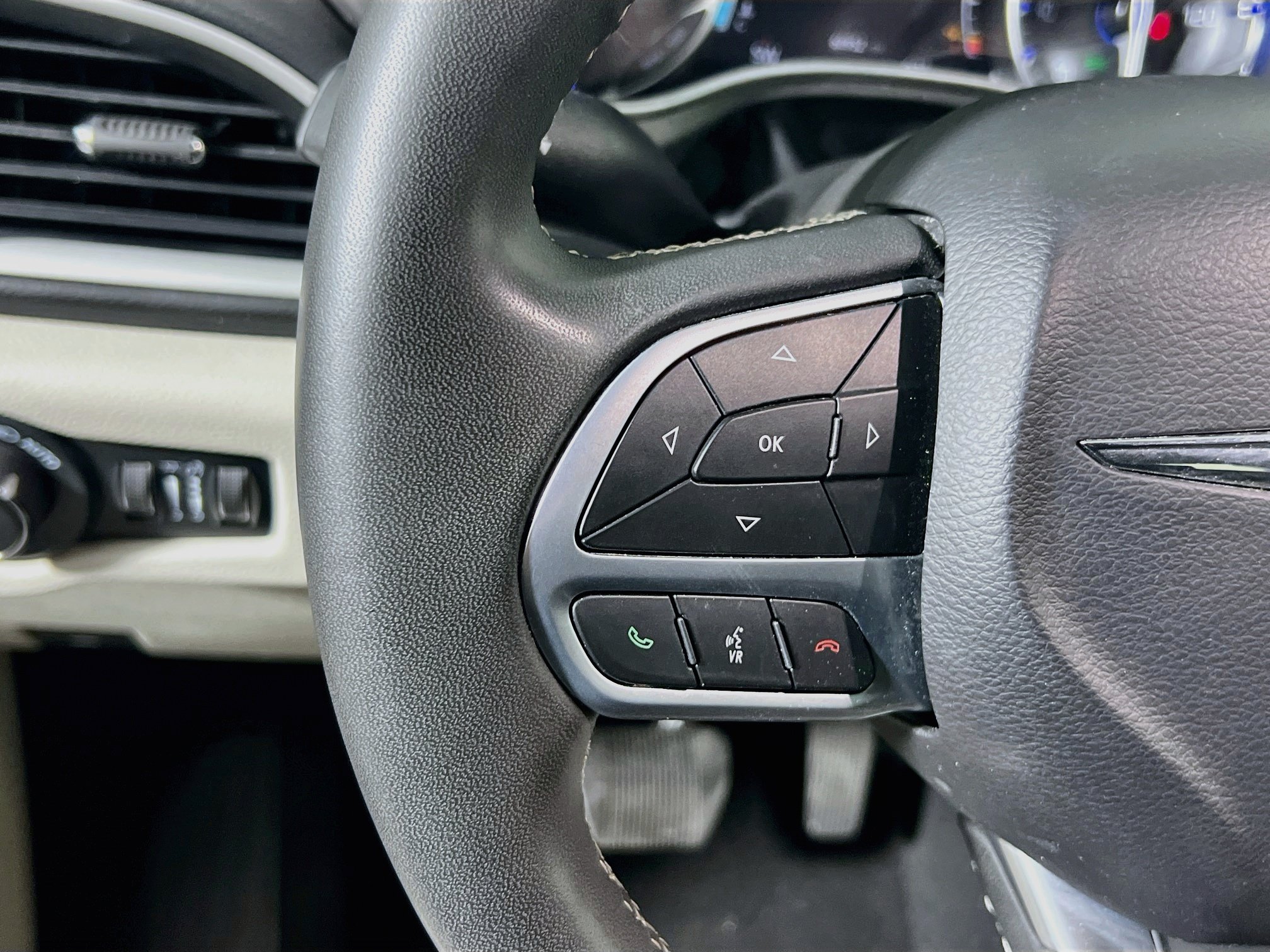 Used 2023 Chrysler Pacifica Touring-L FWD image 18