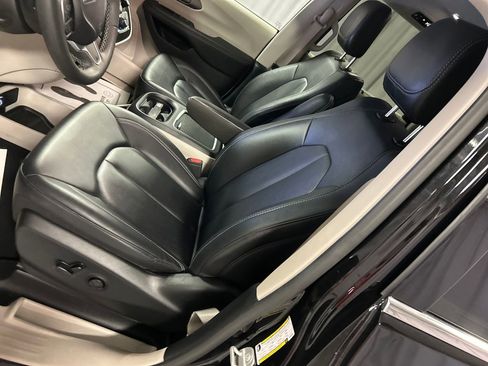 Used 2024 Chrysler Pacifica Touring-L image 12