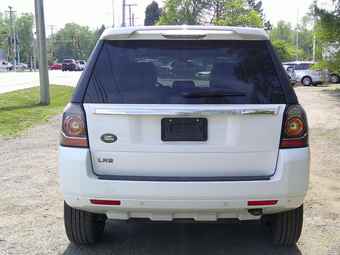 Used 2013 Land Rover LR2 image 10