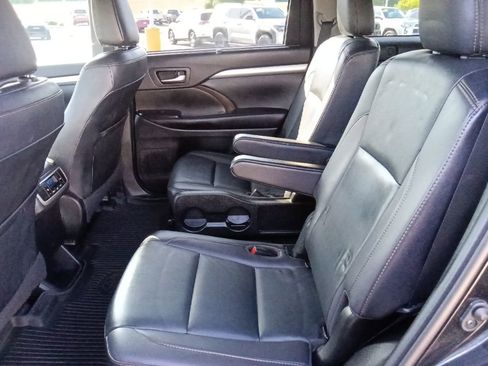 Used 2019 Toyota Highlander XLE AWD/4WD image 26