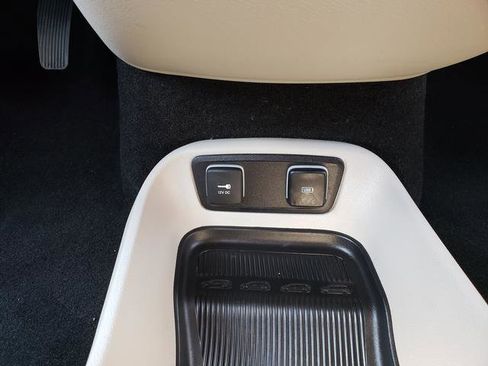 Used 2017 Chrysler Pacifica Touring FWD image 27