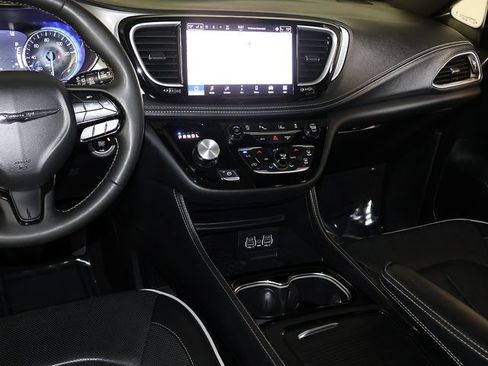 Used 2025 Chrysler Pacifica Limited FWD image 18