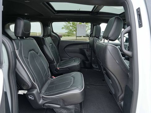 Used 2025 Chrysler Pacifica Limited FWD image 23