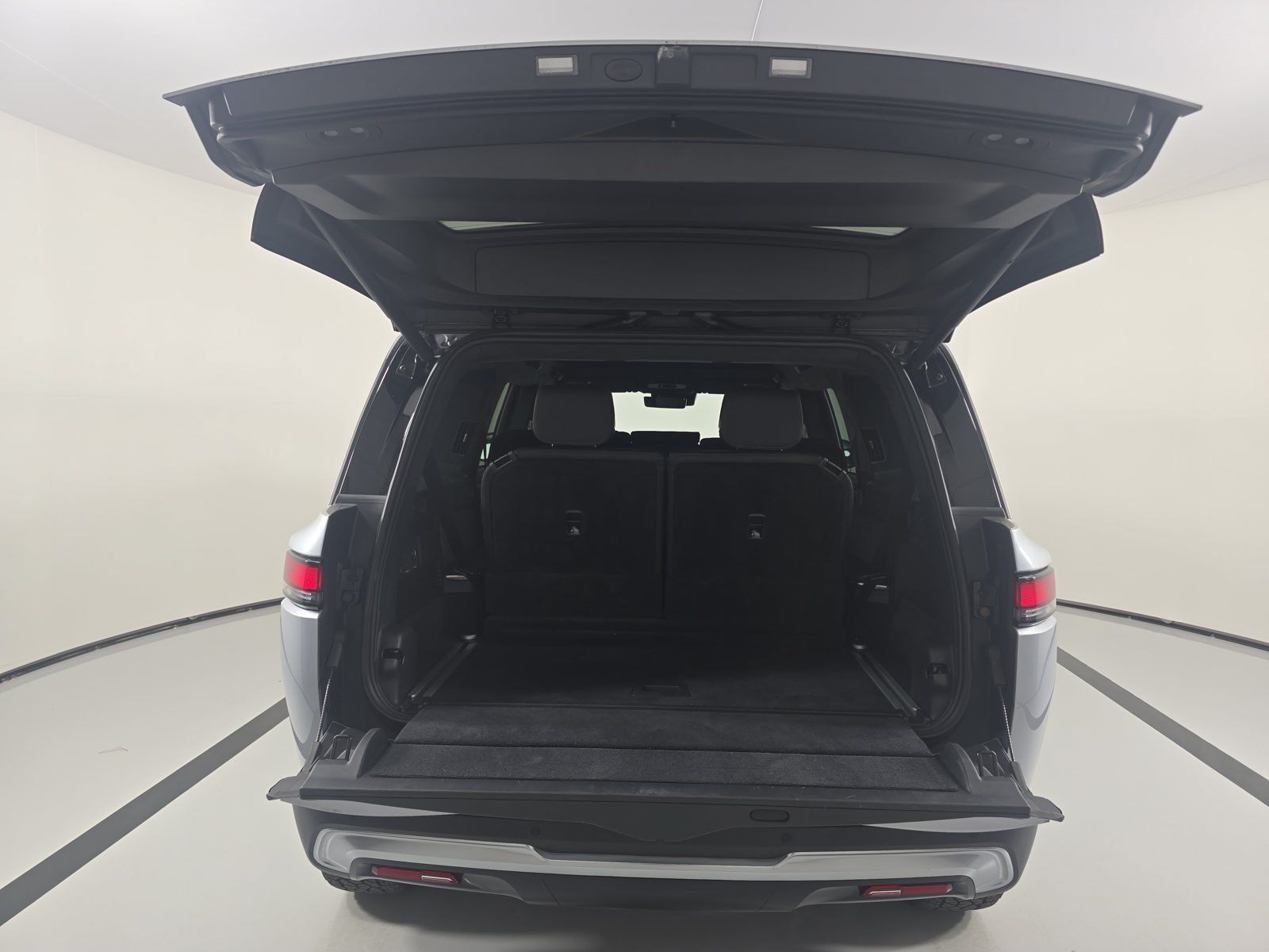 Used 2025 Rivian R1S Adventure Dual AWD/4WD image 15