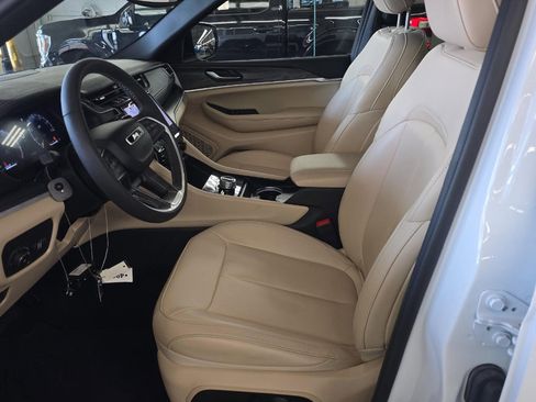Used 2024 Jeep Grand Cherokee L Limited AWD/4WD image 7