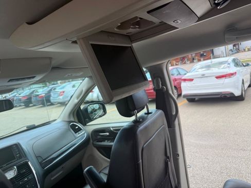Used 2015 Chrysler Town & Country Touring FWD image 16