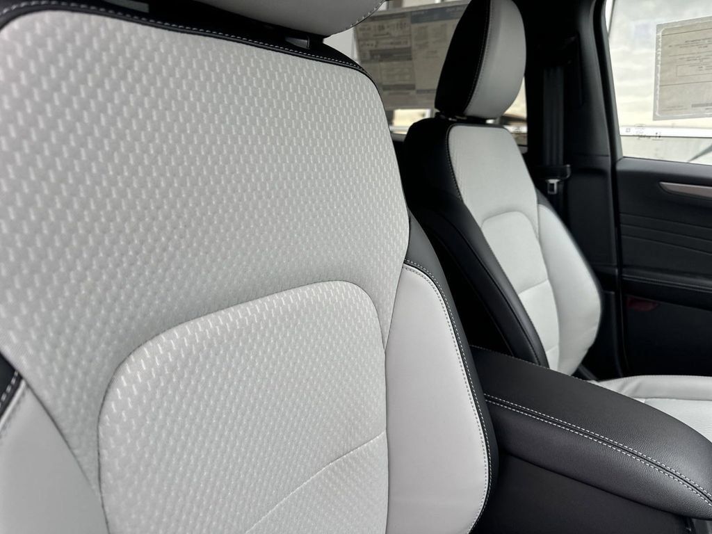 New 2025 Ford Escape SE FWD image 13