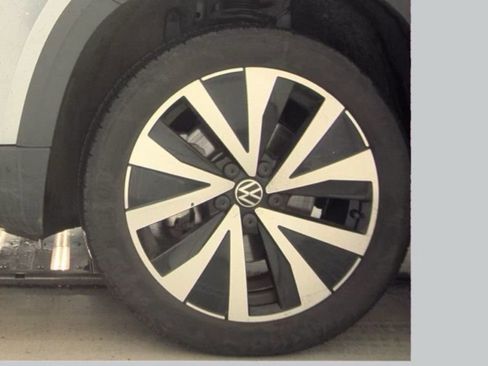 Used 2024 Volkswagen Taos SE image 19