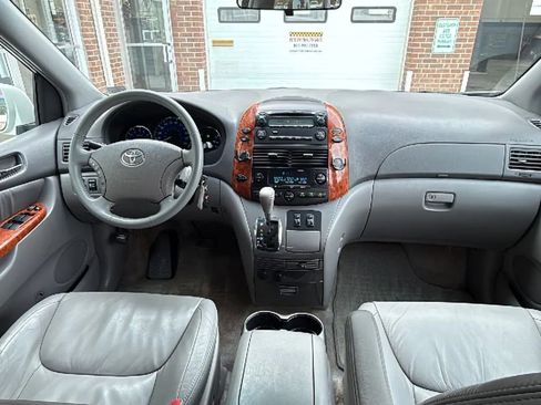 Used 2010 Toyota Sienna XLE image 18