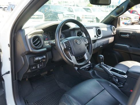 Used 2019 Toyota Tacoma TRD Off-Road AWD/4WD image 10