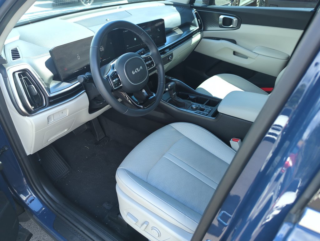 Used 2025 Kia Sorento S w/ Panoramic Sunroof Package FWD image 11