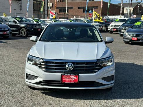 Used 2019 Volkswagen Jetta SE w/ Cold Weather Package FWD image 2