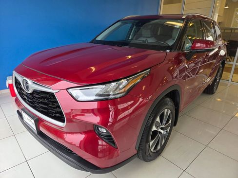 Used 2020 Toyota Highlander XLE AWD/4WD image 1