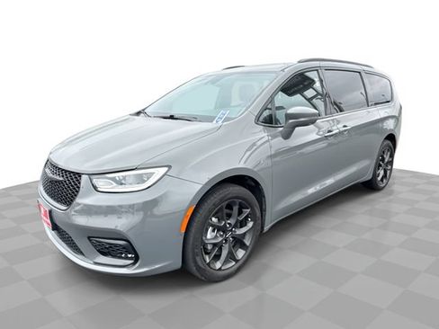 Used 2021 Chrysler Pacifica Touring-L w/ Uconnect Theater Family Group AWD/4WD image 1