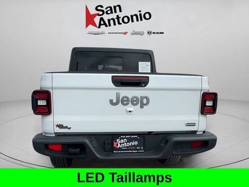 Certified 2021 Jeep Gladiator Overland AWD/4WD image 12