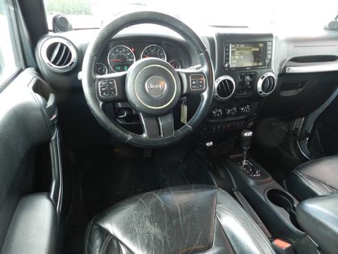 Used 2013 Jeep Wrangler Unlimited Sahara w/ Connectivity Group image 9