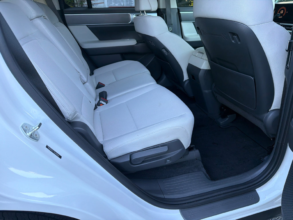 Used 2025 Hyundai Santa Fe SE w/ Tow & Go Package FWD image 15