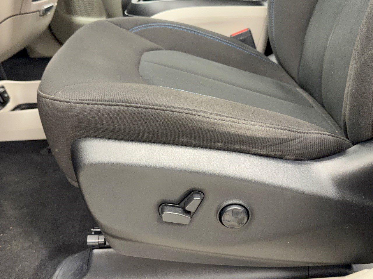 Used 2021 Chrysler Pacifica Touring FWD image 16