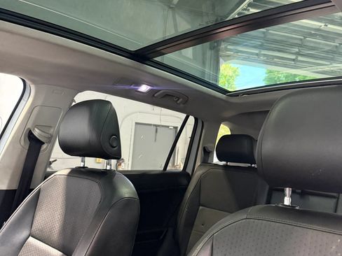 Used 2018 Volkswagen Tiguan SE w/ Panoramic Sunroof Package FWD image 13