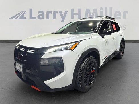 Used 2025 Nissan Rogue SV image 1