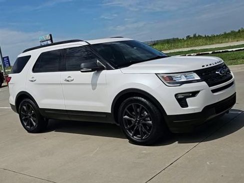 Used 2018 Ford Explorer XLT w/ Equipment Group 202A FWD image 2