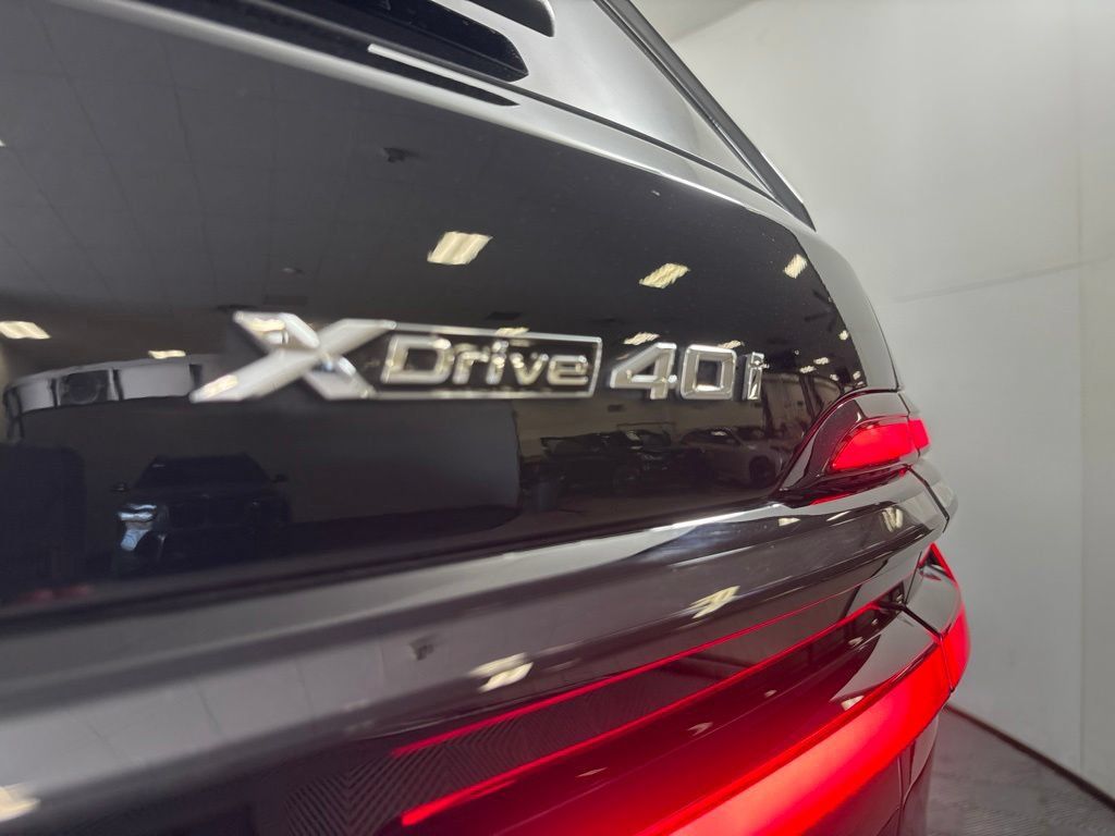 Certified 2026 BMW X7 xDrive40i w/ M Sport Package AWD/4WD image 10