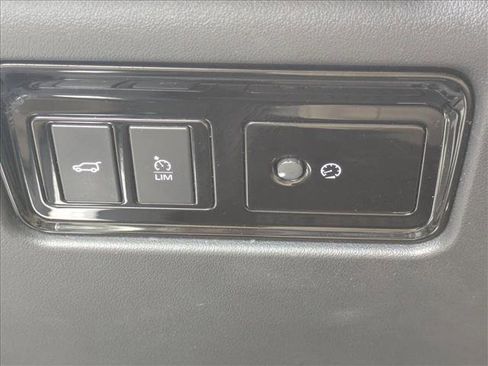 Used 2019 Jaguar F-PACE Premium image 13