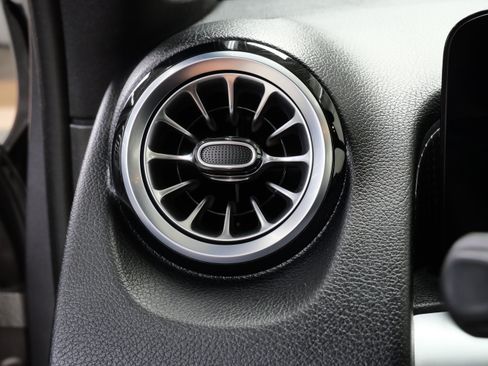 Used 2022 Mercedes-Benz GLB 250 4MATIC image 24
