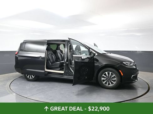 Used 2023 Chrysler Pacifica Touring-L FWD image 65