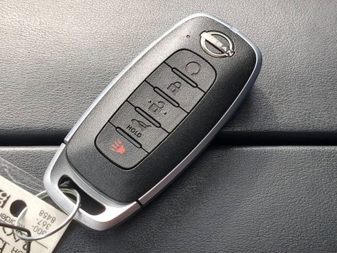 Certified 2025 Nissan Rogue Platinum image 30