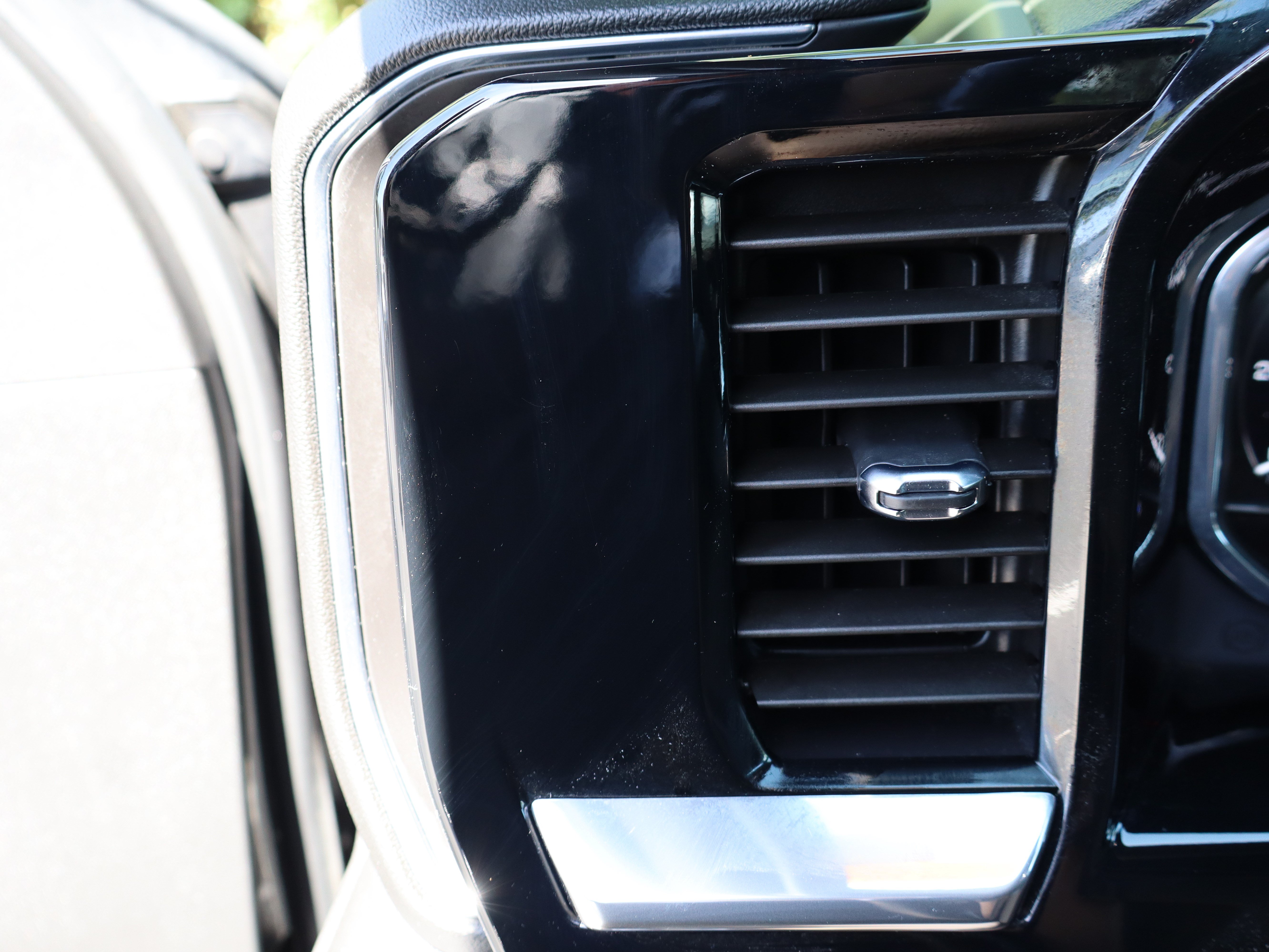 Used 2025 GMC Sierra 1500 SLT RWD image 31