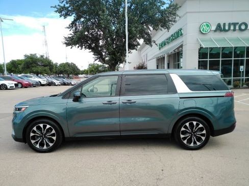 Used 2024 Kia Carnival EX FWD image 10