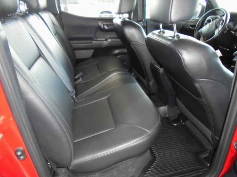 Used 2019 Toyota Tacoma TRD Sport image 10