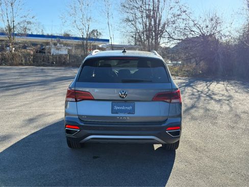 Certified 2024 Volkswagen Taos SE image 6